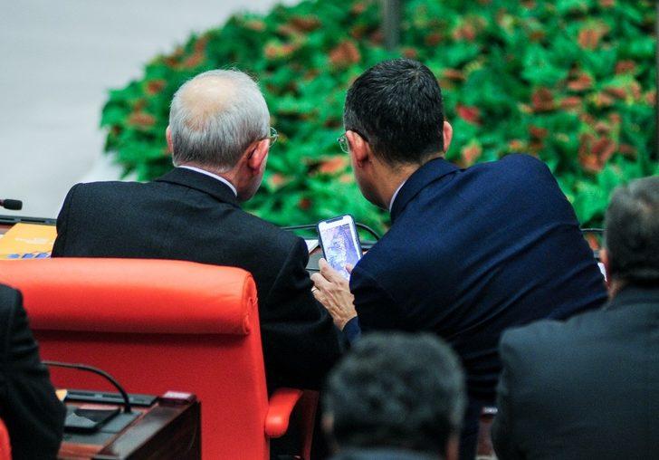 CHP'li Özgür Özel’in, Kemal Kılıçdaroğlu’na gösterdiği fotoğraflar merak konusu oldu G2