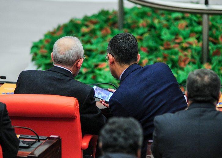 CHP'li Özgür Özel’in, Kemal Kılıçdaroğlu’na gösterdiği fotoğraflar merak konusu oldu G3