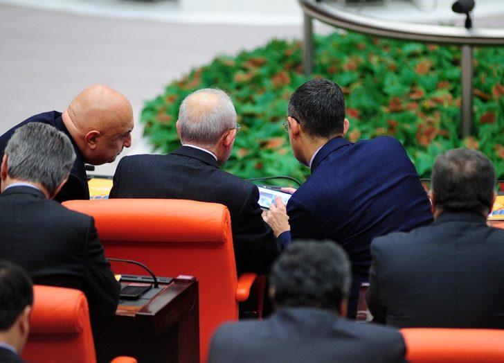 CHP'li Özgür Özel’in, Kemal Kılıçdaroğlu’na gösterdiği fotoğraflar merak konusu oldu G4