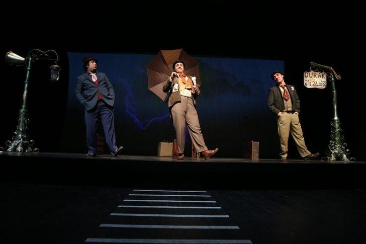 ‘Otobüs Durağında Üç Bencil’ oyununun prömiyeri gerçekleşti G1