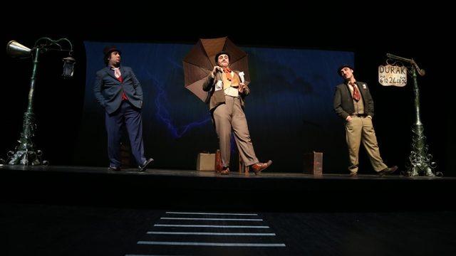 ‘Otobüs Durağında Üç Bencil’ oyununun prömiyeri gerçekleşti