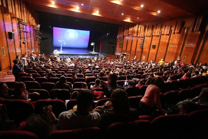 ‘Otobüs Durağında Üç Bencil’ oyununun prömiyeri gerçekleşti G3