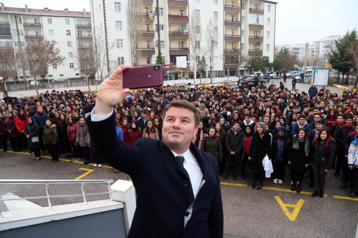 Başkan Din&ccedil;er, bayrak t&ouml;reninde &ouml;ğrencilerle buluştu
