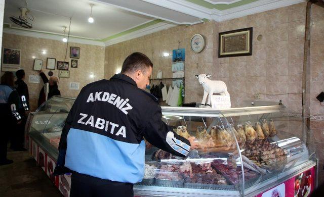 Akdeniz’de balık hali ve kasaplar çarşısı denetlendi