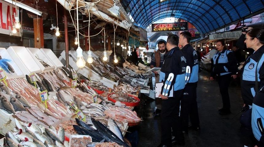Akdeniz&rsquo;de balık hali ve kasaplar &ccedil;arşısı denetlendi