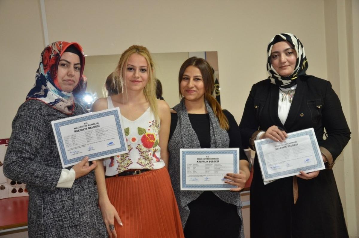 Kuaf&ouml;rl&uuml;k kursuna katılan hanımlar kalfalık belgelerini aldı