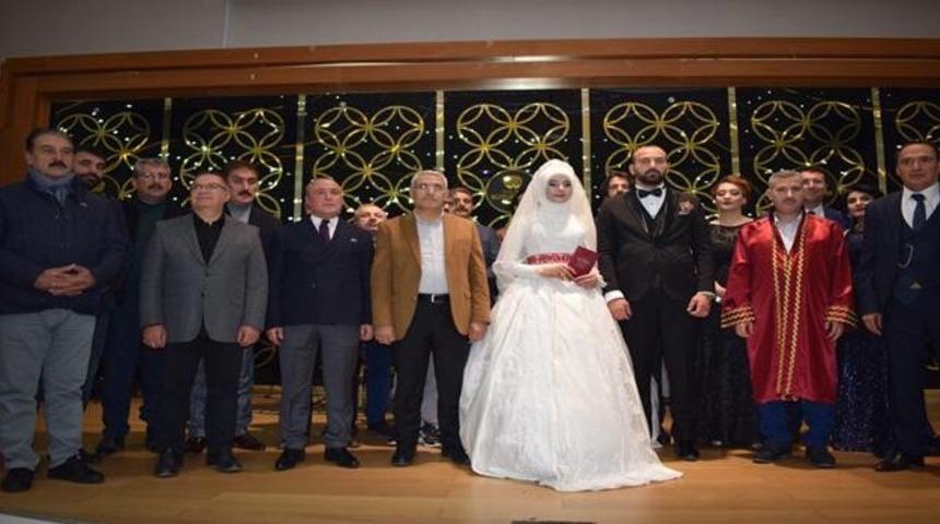 Gazeteci Aladağ ailesinin mutlu g&uuml;n&uuml;