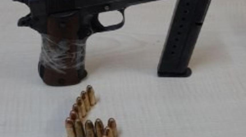 Dur ihtarına uymayan araçta tabanca ve uyuşturucu ele geçirildi