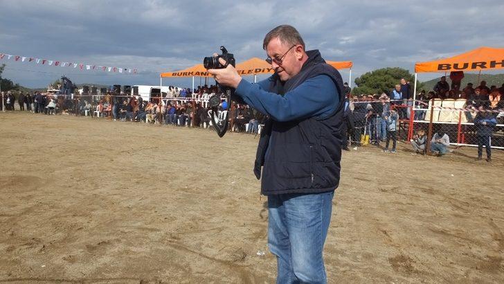Burhaniye’de güreş tutkunu amatör fotoğrafçı ilgi odağı oldu G2