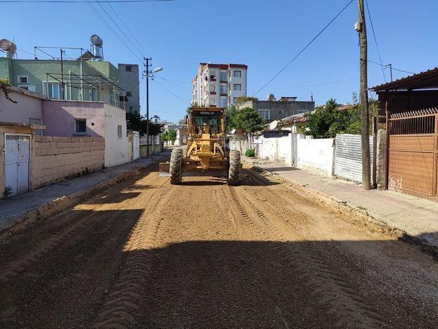 Ceyhan’da asfalt çalışmaları devam ediyor
