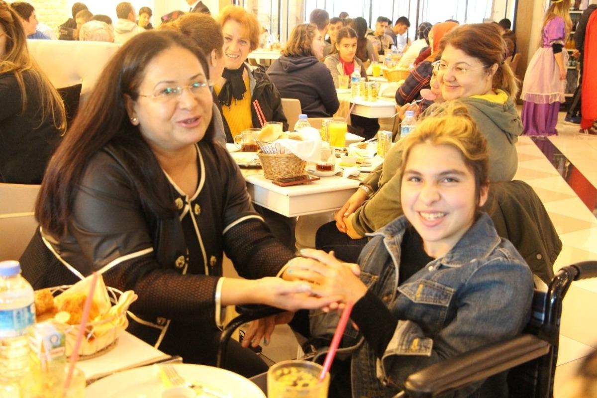 Aksu Kaymakamı Erg&uuml;n, engelli &ccedil;ocuklarla kahvaltıda buluştu