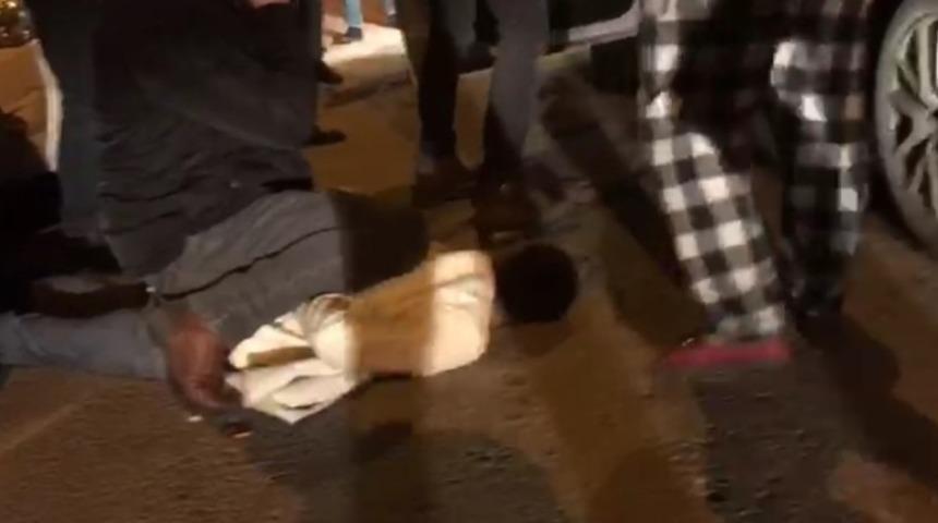 &Ccedil;ocuk, giremediği bara ateş a&ccedil;tı