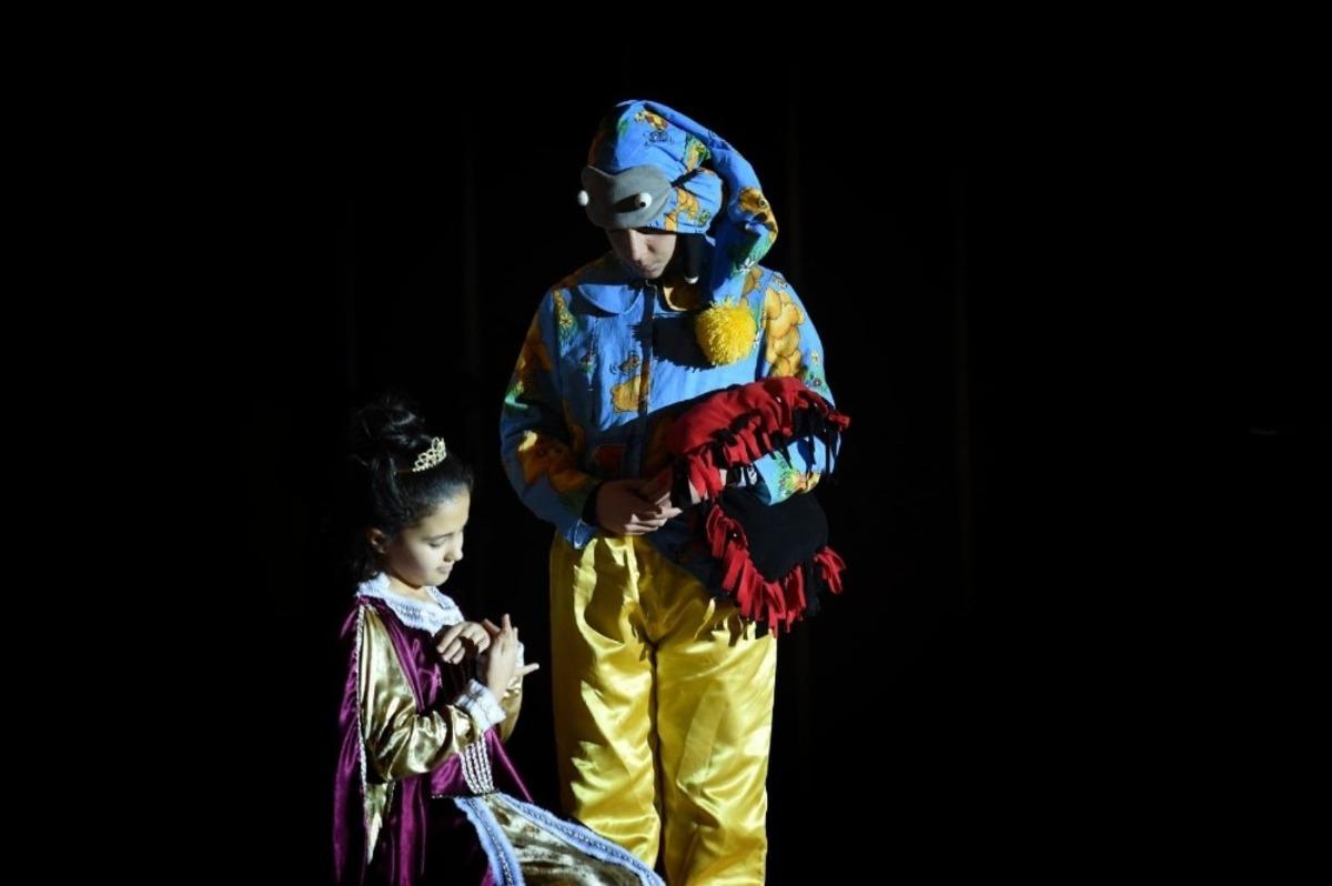 İşitme Engelli &ccedil;ocuklara tiyatro g&ouml;sterisi