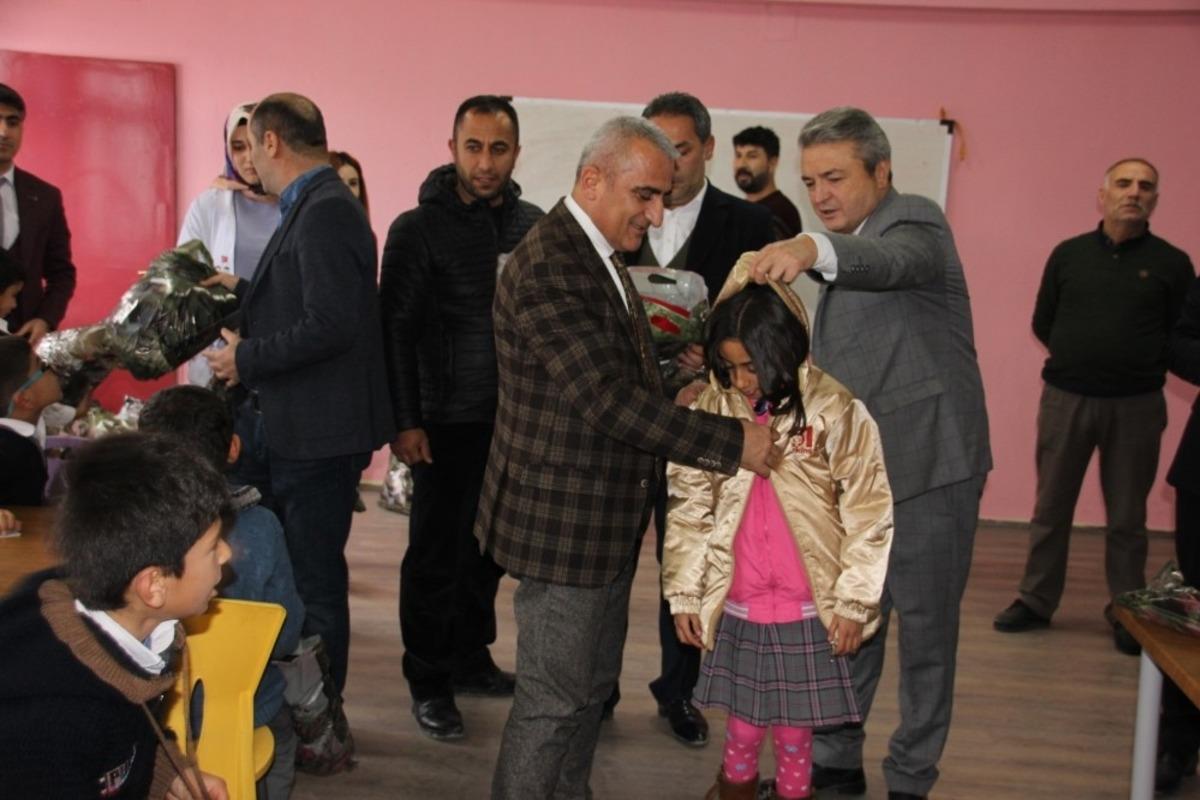 HATSO&rsquo;dan &ouml;ğrencilere mont yardımı