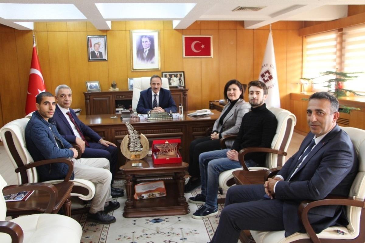 Rekt&ouml;r Demirdağ,  projeleri ile birinci olan &ouml;ğrencileri &ouml;d&uuml;llendirdi