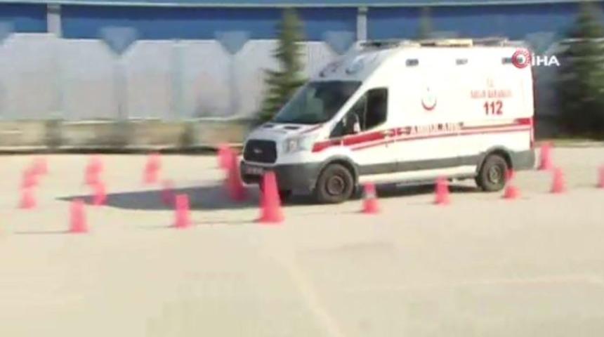 Ambulans şof&ouml;rleri h&uuml;nerlerini yarış pistinde g&ouml;sterdi