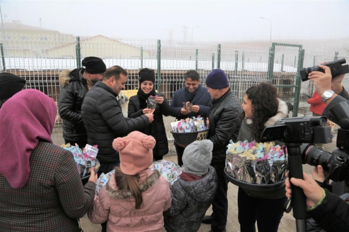 Doğum g&uuml;n&uuml;n&uuml; sokak hayvanları ile kutladı
