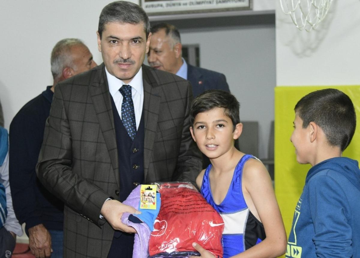 G&uuml;reş&ccedil;ilere spor malzemesi yardımı yapıldı
