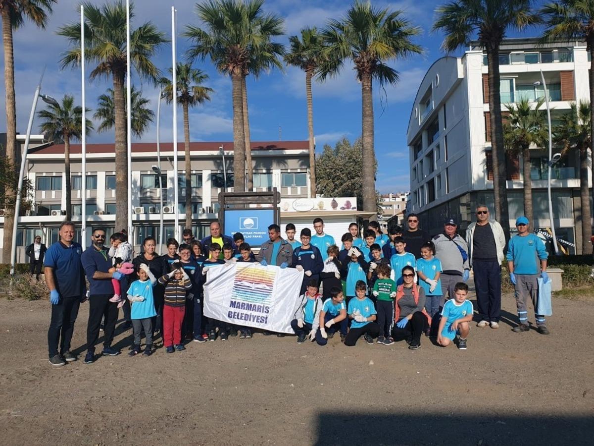 Marmaris Belediyesinden halk plajında temizlik