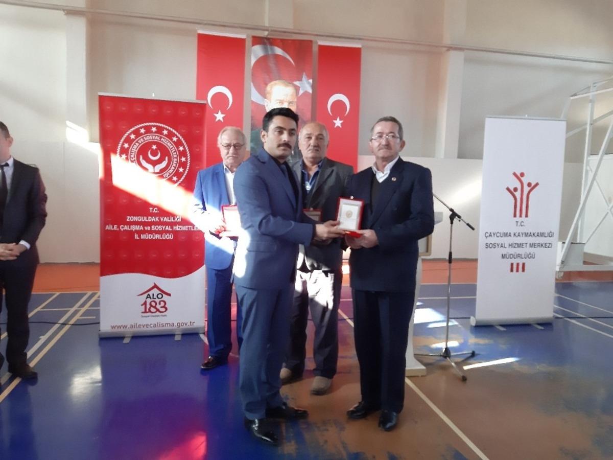 KKTC gazi ve şehit yakınlarına milli m&uuml;cadele plaketi verildi