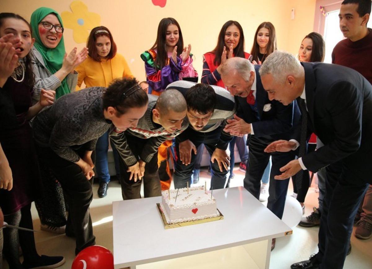 Engelli &ccedil;ocukların yaş g&uuml;n&uuml; sevinci
