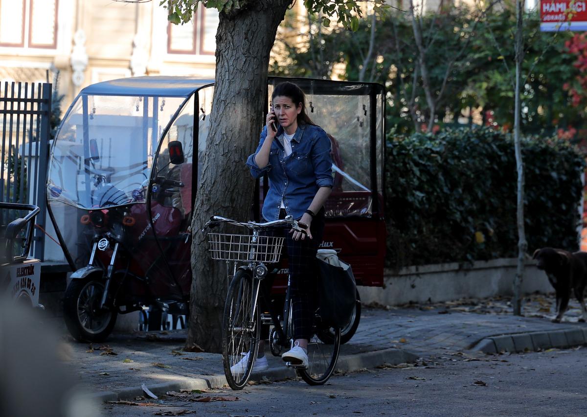 &Ouml;len İngiliz eski istihbarat subayının B&uuml;y&uuml;kada'daki evinin &ouml;n&uuml;nde gizemli kadın
