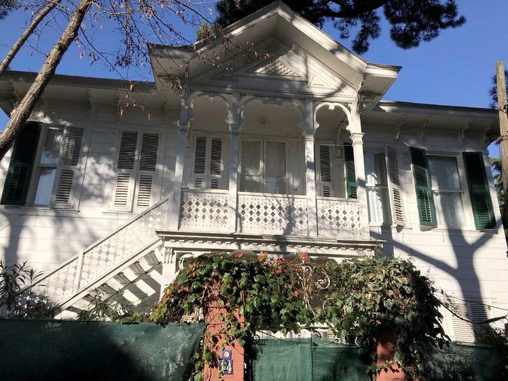 Ölen İngiliz eski istihbarat subayının Büyükada'daki evinin önünde gizemli kadın G2