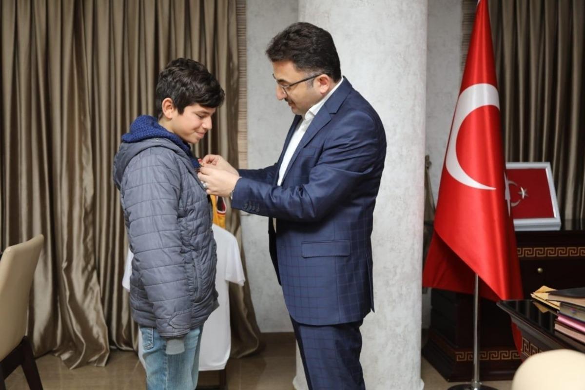 Yemeğini k&ouml;pekle paylaşan &ccedil;ocuğa Kaymakam &Ccedil;am&rsquo;dan &ouml;d&uuml;l