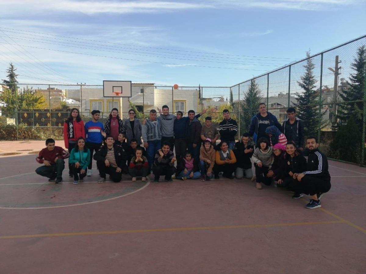 &Uuml;niversite &ouml;ğrencileri ile engelli &ouml;ğrenciler doyasıya eğlendi