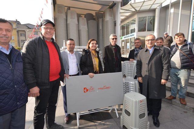 İzmit Belediyesi’nden mahallelere masa ve sandalye desteği