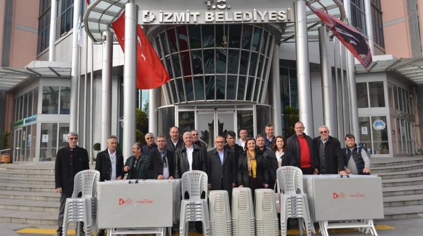 İzmit Belediyesi&rsquo;nden mahallelere masa ve sandalye desteği