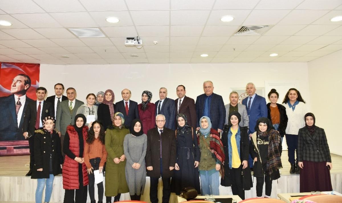 D&Uuml; Rekt&ouml;r&uuml; Prof. Dr. G&uuml;l &ouml;ğrencilerle bir araya geldi