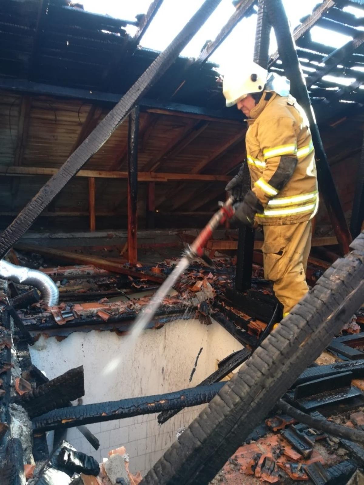 Yangında i&ccedil;eride mahsur kalan ev sahibini itfaiye kurtardı