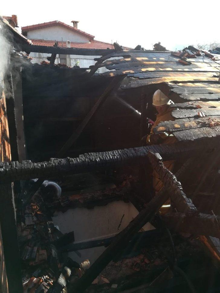 Yangında içeride mahsur kalan ev sahibini itfaiye kurtardı G3