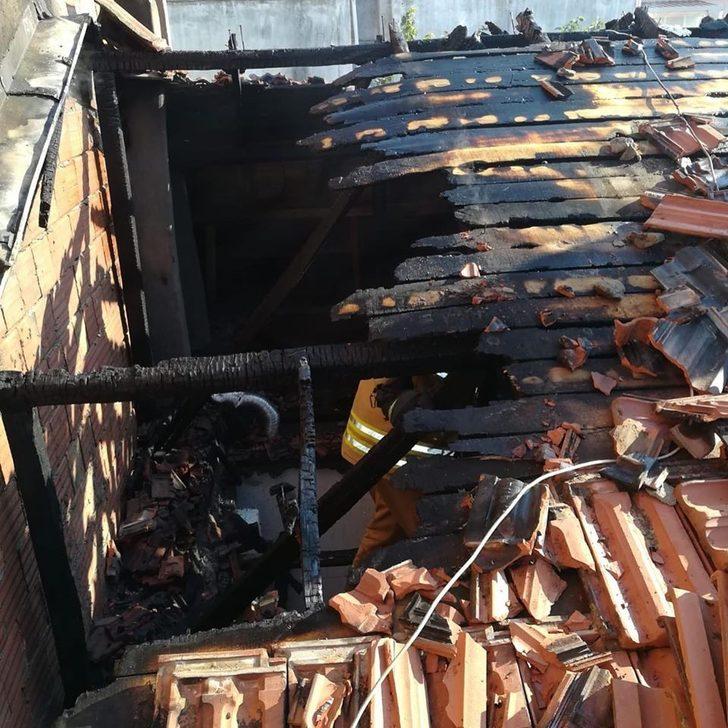 Yangında içeride mahsur kalan ev sahibini itfaiye kurtardı G5