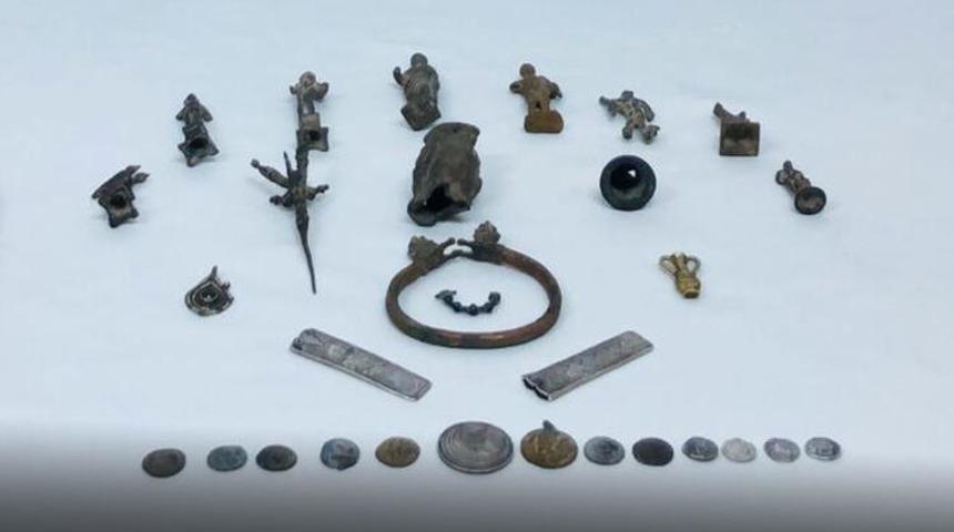 Otob&uuml;steki yolcunun &ccedil;antasından tarihi eserler &ccedil;ıktı