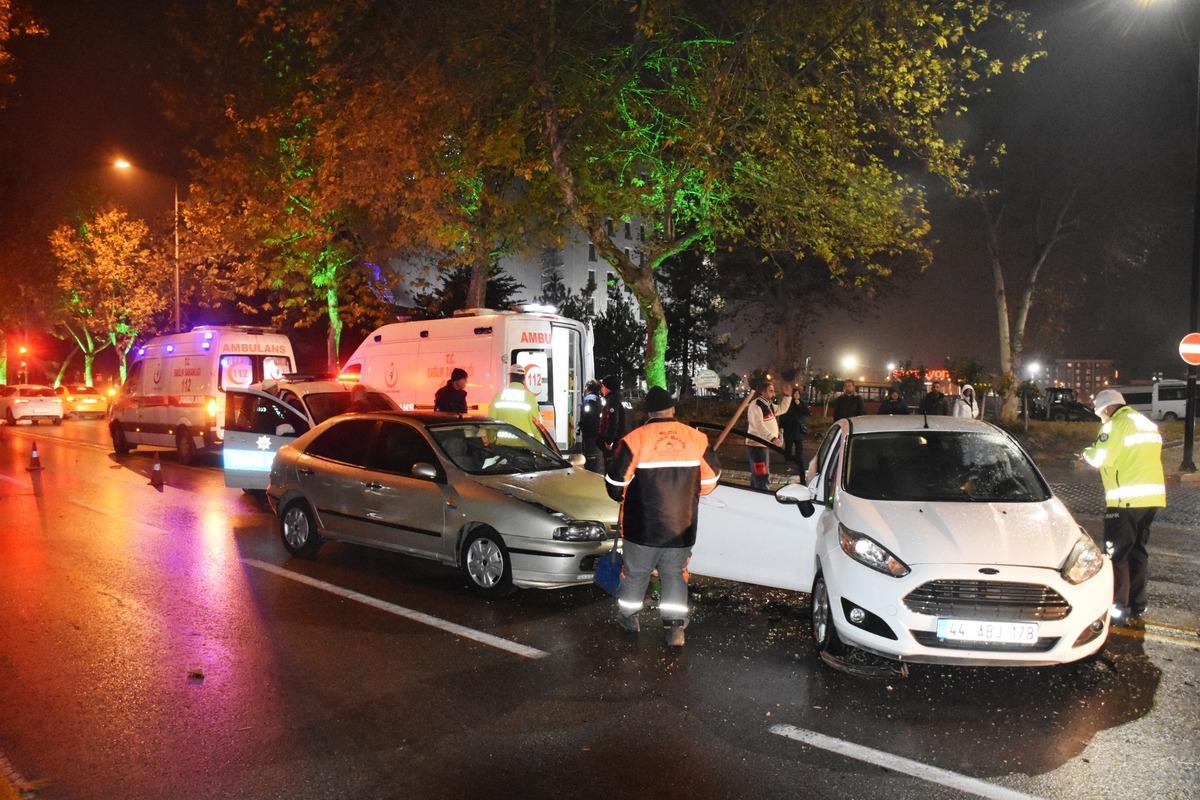 Malatya'da zincirleme kaza: 2'si bebek, 5 yaralı