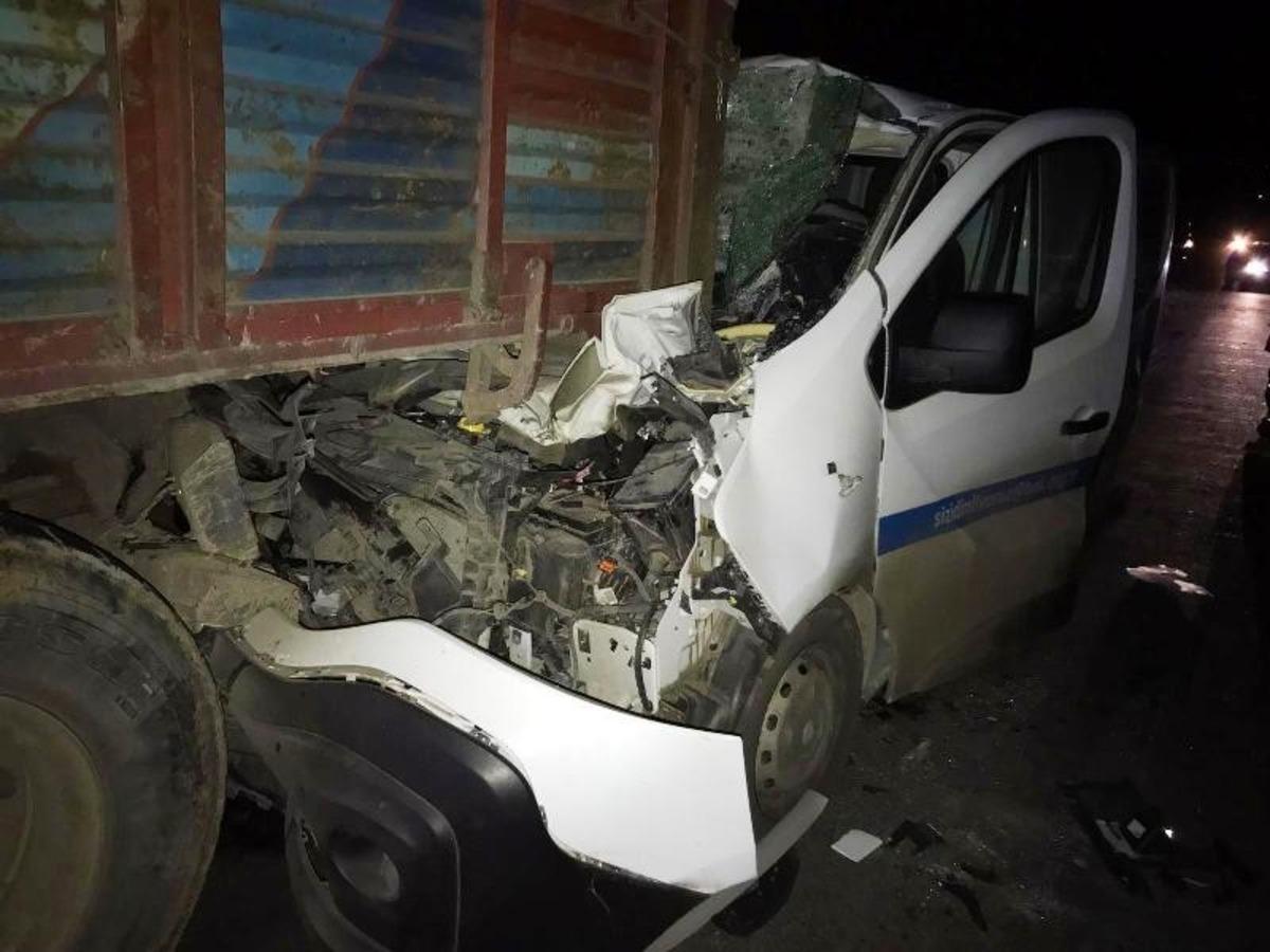 Otomobil tıra arkadan &ccedil;arptı: 2 yaralı