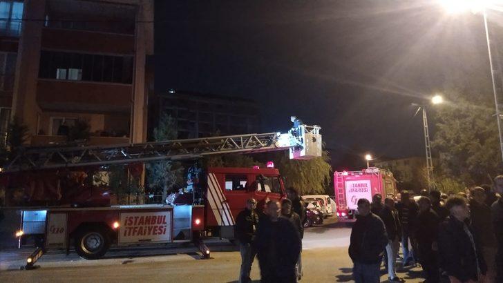 Pendik'te bir sitedenin giriş katında çıkan yangında üst katta oturanlar mahsur kaldı G1