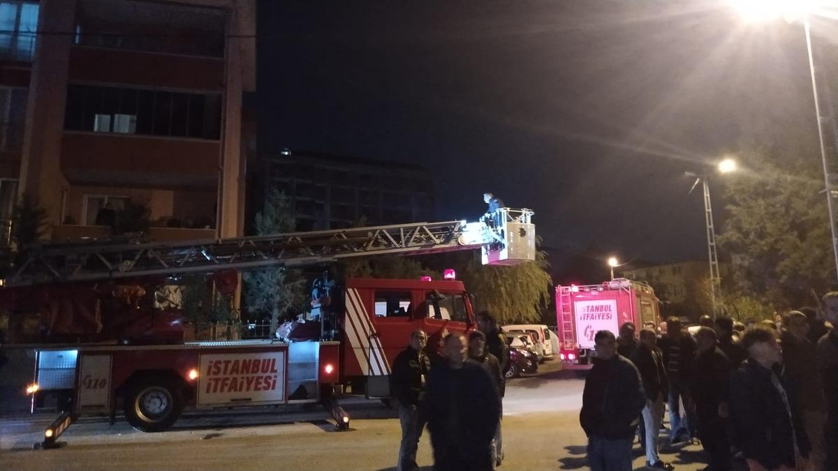 Pendik'te bir sitedenin giriş katında &ccedil;ıkan yangında &uuml;st katta oturanlar mahsur kaldı