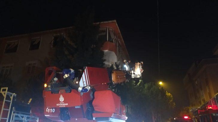 Pendik'te bir sitedenin giriş katında çıkan yangında üst katta oturanlar mahsur kaldı G2