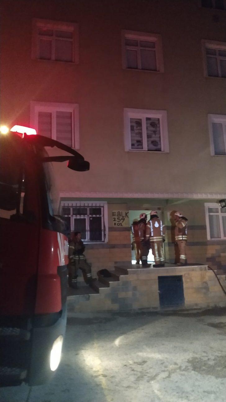 Pendik'te bir sitedenin giriş katında çıkan yangında üst katta oturanlar mahsur kaldı G3