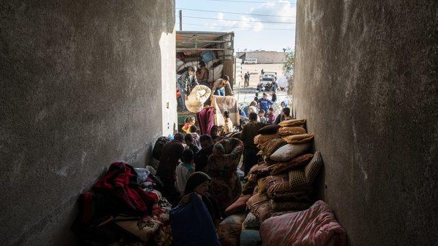 Geçen yıl Afrin'den Tel Rıfat'a göçen aileler, yanlarında yaşıyabildikleri kadar eşya almıştı