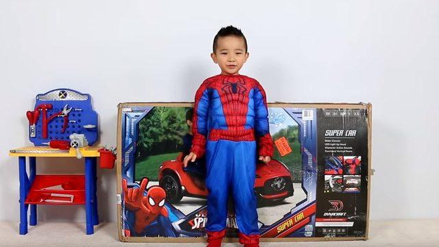 Spiderman kostümlü küçük bir çocuğun bir oyuncak araba kurduğu video 276 milyon kere izlenmiş
