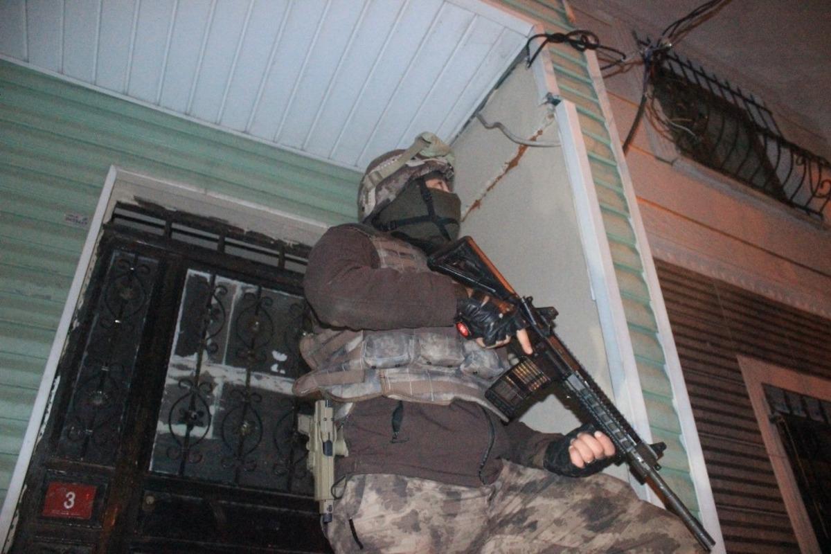 İstanbul&rsquo;da silahlı su&ccedil; &ouml;rg&uuml;t&uuml;ne darbe! G&ouml;zaltılar var