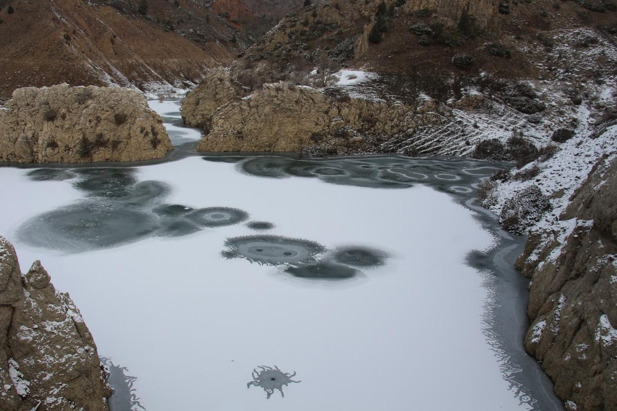 Doğu'da g&ouml;letler buz tuttu