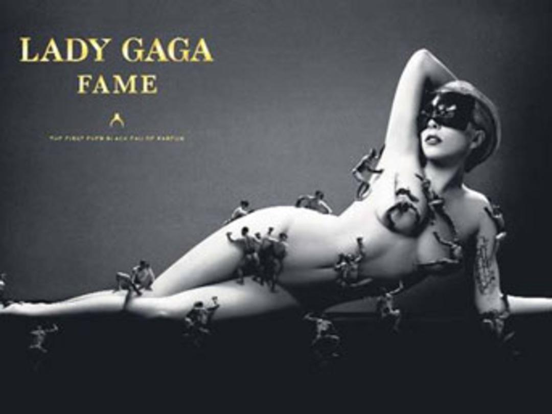 Parf&uuml;m i&ccedil;in soyundu