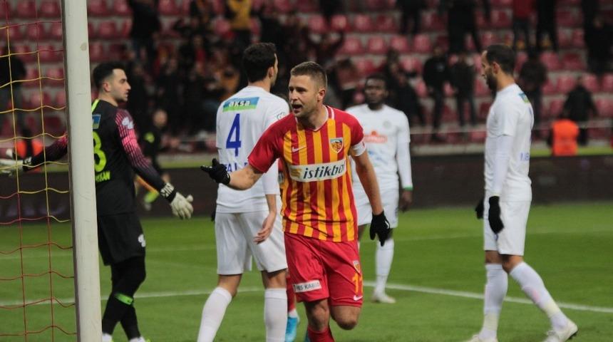 Artem Kravets gol&uuml;n&uuml; Nurettin&rsquo;e hediye etti