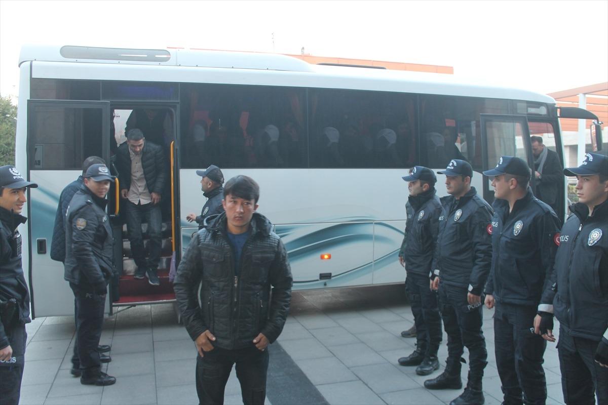 Denizli'de 65 d&uuml;zensiz g&ouml;&ccedil;men yakalandı