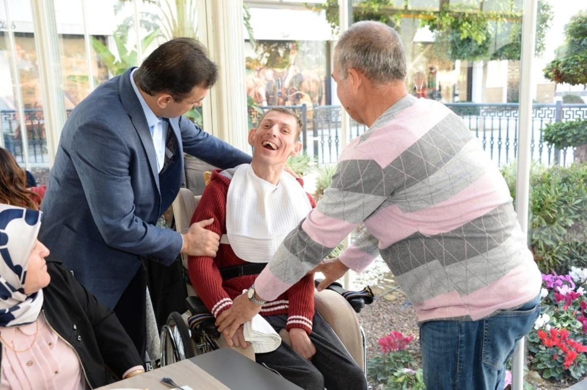 Emniyet M&uuml;d&uuml;r&uuml; Ulucan engelli aileleriyle bir araya geldi